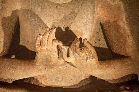 Téléchargez les photos : Bouddhas mains posture dans les grottes ajanta, Aurangabad, Maharashtra, Inde - en image libre de droit