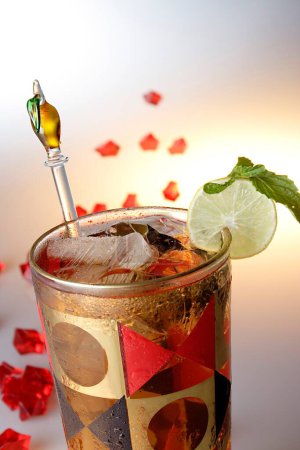 Foto de Bebidas, té helado con rodaja de limón y menta con piezas de acrílico rojo como elemento de diseño - Imagen libre de derechos