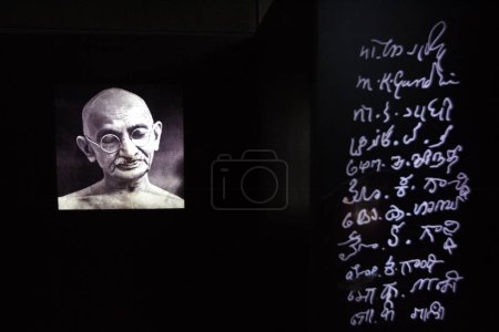 Téléchargez les photos : Mahatma Gandhis photo à l'Ashram Sabarmati aussi connu sous le nom de Gandhi Ashram situé sur les rives occidentales de la rivière Sabarmati ; Ahmedabad ; Gujarat ; Inde - en image libre de droit