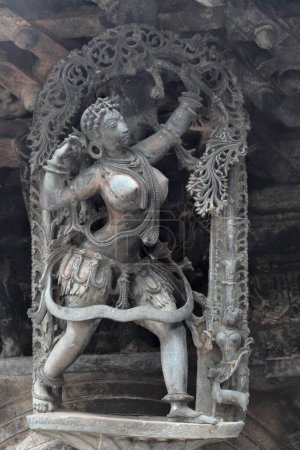 Foto de Estatua de soporte de bailarina en el templo de channakeshava, Belur, Karnataka, India - Imagen libre de derechos