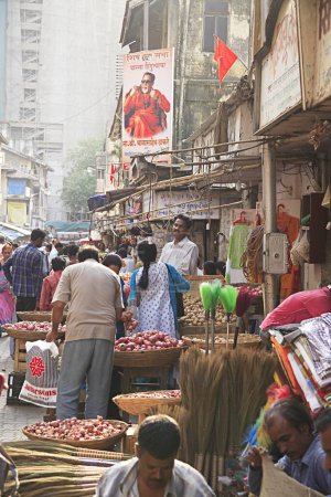Téléchargez les photos : Affiche de Bala saheb Thackarey dans la zone de marché ; Grant road ; Bombay maintenant Mumbai ; Maharashtra ; Inde NO MR - en image libre de droit