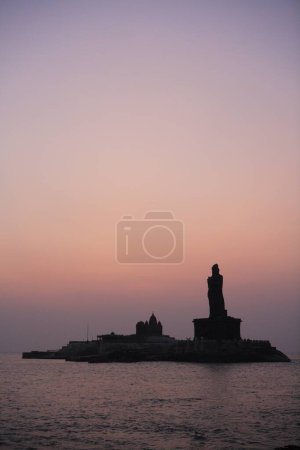 Sonnenaufgang Blick auf Vivekananda Memorial und Statue des tamilischen Dichters Thiruvalluvar auf den Felseninseln; Kanyakumari; Tamil Nadu; Indien