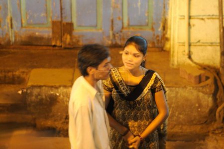 Téléchargez les photos : Prostituées parlant à l'homme en kamathipura, Bombay Mumbai, Maharashtra, Inde - en image libre de droit