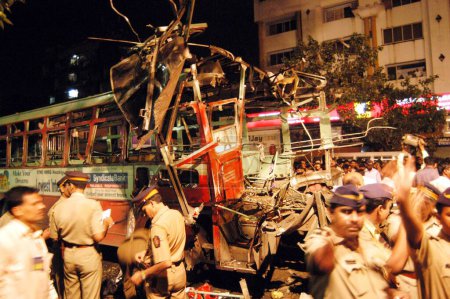 Foto de Explosión de bombas en un MEJOR autobús cerca de la central telefónica de Ghatkopar, aparte de la parte trasera de los vehículos y también tomó el impacto con tres Autos y dos Motos que fueron gravemente dañados, Mumbai, Maharashtra, India. - Imagen libre de derechos