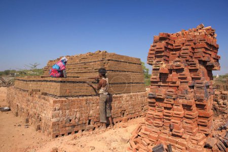 Téléchargez les photos : Homme et femme travaillant dans une usine de briques, Madhya Pradesh, Inde, Asie - en image libre de droit