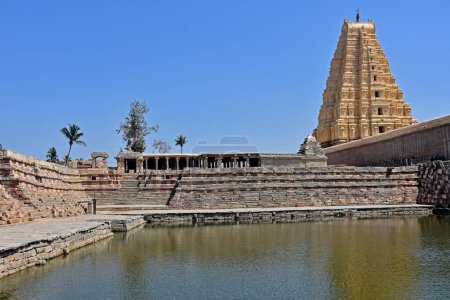 Blick auf den Virupaksha-Tempel von der Rückseite mit Teich, in den Ruinen der antiken Stadt Vijayanagar in Hampi, Indien.
