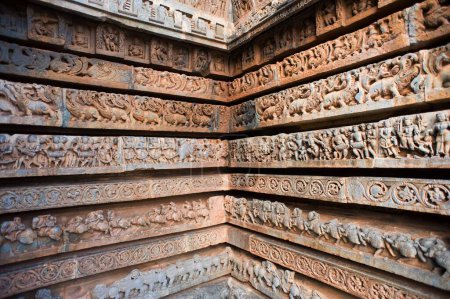 Téléchargez les photos : Statues en rangée sur le temple hoysaleswara ; Halebid Halebidu ; Hassan ; Karnataka ; Inde - en image libre de droit