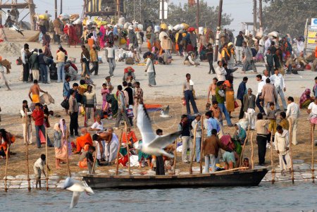 Téléchargez les photos : Les dévots sont arrivés à la confluence du Gange ; rivières Yamuna et Saraswati pour prendre un bain sacré pendant Ardh Kumbh Mela, Allahabad, Uttar Pradesh ; Inde - en image libre de droit