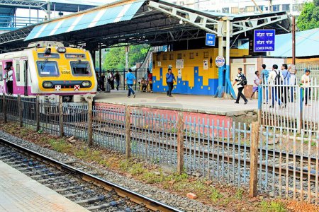 Téléchargez les photos : Lower Parel Railway Station, Mumbai, Maharashtra, Inde, Asie - en image libre de droit