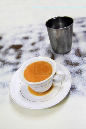 Getränke; Tee und Wasser, serviert im C oder 3. Klasse Hotel oder Restaurant; Grant Road; Bombay Mumbai; Maharashtra; Indien