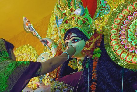 Téléchargez les photos : Offre dévot à la déesse durga au festival navratri durga pooja, Bombay Mumbai, Maharashtra, Inde 28-Septembre-2009 - en image libre de droit