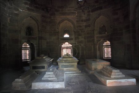 Foto de Cámara funeraria en la tumba de Isa Khan construida en 1547 A.D. en el complejo de la tumba de Humayun hecho de piedra arenisca roja y mármol blanco influencia persa en la arquitectura mughal, Delhi, India UNESCO Patrimonio de la Humanidad - Imagen libre de derechos