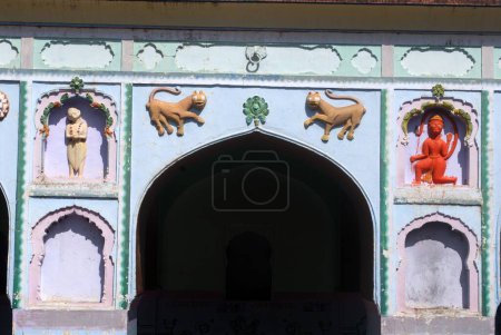 Reich verzierte bunte Fassade des Kapardikeshwar Tempels in Otur; Taluka Junnar; Distrikt Pune; Maharashtra; Indien