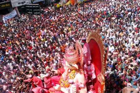 Téléchargez les photos : Cérémonie de procession du festival Ganesh Ganapati sur Ganesh Chaturthi à Bombay Mumbai, Maharashtra, Inde - en image libre de droit
