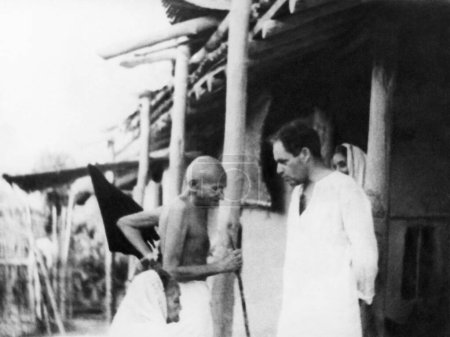 Foto de Mahatma Gandhi y el periodista estadounidense Louis Fischer en Sevagram Ashram, junio de 1942, Kasturba Gandhi, India - Imagen libre de derechos