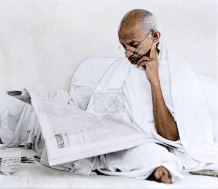 Téléchargez les photos : Mahatma Gandhi reading newspaper, Inde, Asie, janvier 1946 - en image libre de droit