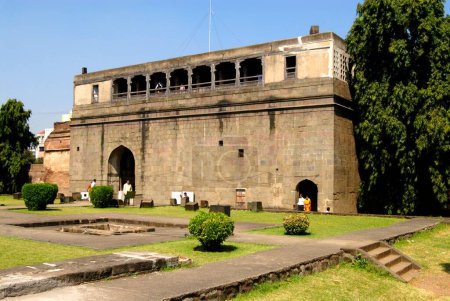 Téléchargez les photos : Forte fortification derrière la porte de Delhi darwaja entrée principale de Shaniwarwada ; Pune ; Maharashtra ; Inde - en image libre de droit