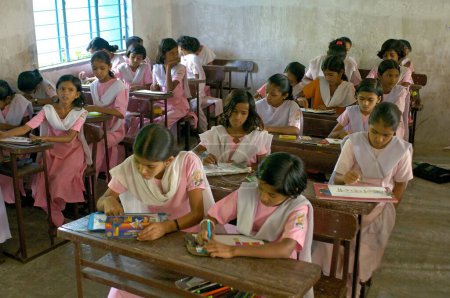 Foto de Niñas en el aula de la escuela en Ralegan Siddhi cerca de Pune; Maharashtra; India - Imagen libre de derechos