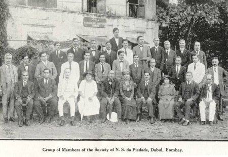 Foto de Grupo comunitario católico de Miembros de la Sociedad de N. S. da. Piedade ; Dabul ; Bombay Mumbai ; Maharashtra ; India NO MR - Imagen libre de derechos