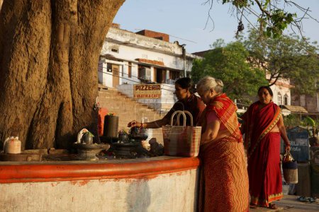 Foto de Mujeres realizando shiv puja, varanasi, uttar pradesh, india, asia - Imagen libre de derechos