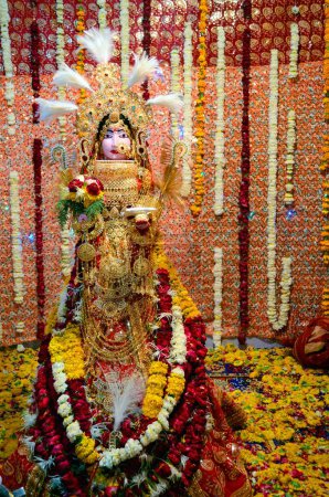 Idol von Dheenga Gavar mit schwerem Schmuck in Nayapura anlässlich des Dheenga Gavar Festivals Jodhpur Rajasthan Indien