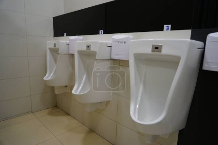 Téléchargez les photos : Toilettes urinoirs, Aéroport international de Phuket, Thaïlande, Asie - en image libre de droit