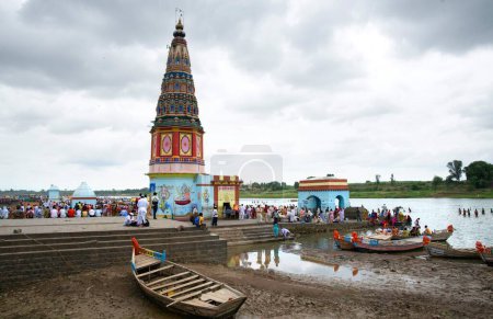 Téléchargez les photos : Temple Pundalik sur la rive de la rivière chandrabhaga à ; Pandharpur district Solapur ; Maharashtra ; Inde - en image libre de droit