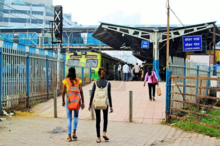 Foto de Entrada a la estación de tren de Lower Parel, Mumbai, Maharashtra, India, Asia - Imagen libre de derechos