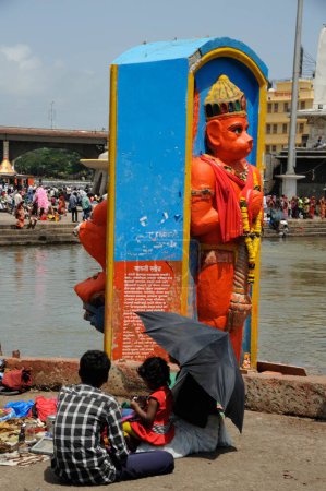 Téléchargez les photos : Hanuman status godavari river, nashik, maharashtra, Inde, Asie - en image libre de droit