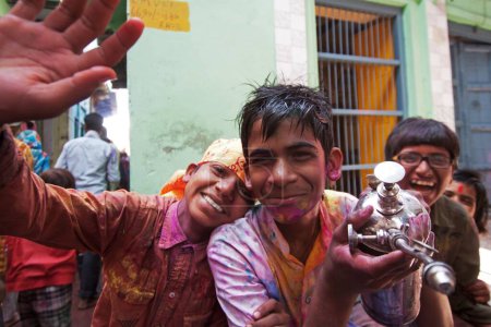 Téléchargez les photos : Portrait d'enfant au festival holi, barsana, mathura, uttar pradesh, Asie, Inde - en image libre de droit