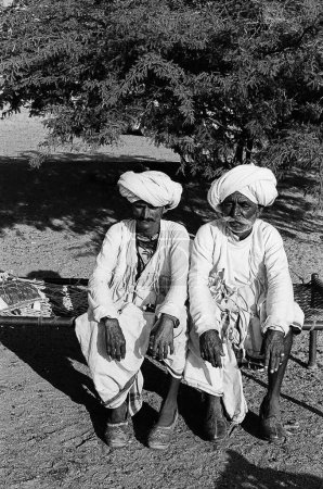 Foto de Rabaris hombres de thunda wadh en el distrito de kutch; Gujarat; India - Imagen libre de derechos