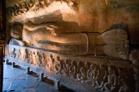 Téléchargez les photos : Immense figure de bouddha allongé en préparation du nirvana dans les grottes ajanta, Aurangabad, Maharashtra, Inde - en image libre de droit
