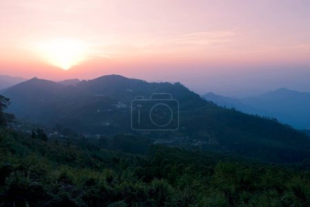 Téléchargez les photos : Soleil se lever sur les collines Palani à 2133 mètres au-dessus du niveau de la mer ; Kodaikanal populairement connu sous le nom de Kodai ; Tamil Nadu ; Inde - en image libre de droit