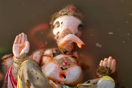 Téléchargez les photos : Idole Ganesh couché dans l'eau polluée après immersion sur la plage Aksa ; Bombay Mumbai ; Maharashtra ; Inde - en image libre de droit