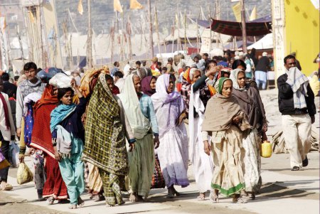 Téléchargez les photos : Les dévots marchent vers le confluent du Gange, de la Yamuna et des mythiques rivières Saraswati pour se baigner dans l'Ardh Kumbh Mela, l'une des plus grandes fêtes religieuses du monde à Allahabad, Uttar Pradesh, Inde - en image libre de droit