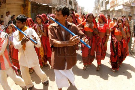 Téléchargez les photos : La danse du festival sacré, quartier Vadodara, Gujarat, Inde - en image libre de droit