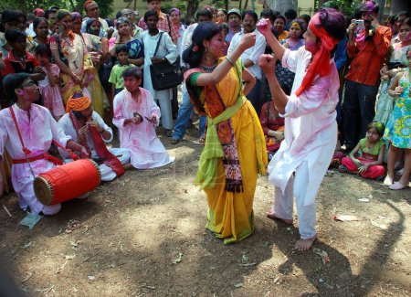Téléchargez les photos : Personnes célébrant le festival Holi à Shantinekatan, Calcutta, Bengale occidental, Inde - en image libre de droit