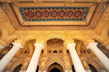 Téléchargez les photos : Pilier et plafond dans le palais thirumalai nayak, Madurai, Tamil Nadu, Inde - en image libre de droit