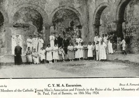 Téléchargez les photos : Excursion communautaire catholique membres de l'association catholique des jeunes hommes et amis au monastère jésuite de Bassein, le 18 mai 1924 ; Vasaï ; Maharashtra ; Inde - en image libre de droit