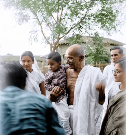 Foto de Mahatma Gandhi llevando a un niño, Bharat, hijo de Madalasa Narayan en Satyagraha Ashram, Wardha, Maharashtra, India, Asia, 1945 - Imagen libre de derechos