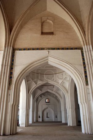 Hall avec des arches gracieuses de Jama Masjid ; Bijapur ; Karnataka ; Inde