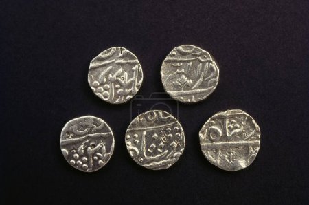pièces de monnaie mughal sur fond sombre, Inde