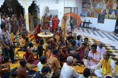 Téléchargez les photos : Hommes et femmes chantant des chants de dévotion dans le temple Gang Shyamji à Jodhpur en Inde - en image libre de droit