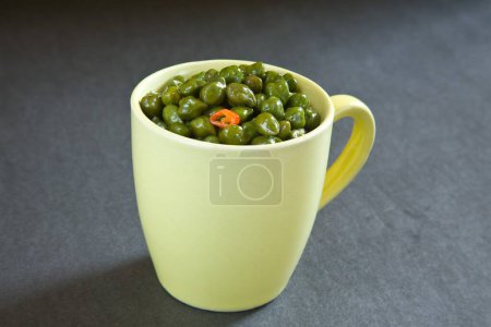 Téléchargez les photos : Salade indienne de chana aux petits pois chiches verts servie dans une tasse sur fond noir 12-May-2010 - en image libre de droit