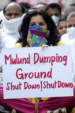Foto de Residentes de Mulund protestan contra vertedero de Mulund en Bombay Mumbai, Maharashtra, India - Imagen libre de derechos