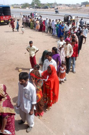 Foto de Una cola frente a un centro de votación en Mankhurd, en el suburbio oriental de Bombay, ahora la ciudad de Mumbai, Maharashtra, India, durante la reciente elección de Lok Sabha, después de lo cual el partido del Congreso formó el gobierno bajo la dirección del Dr. Man Mohan Singh - Imagen libre de derechos