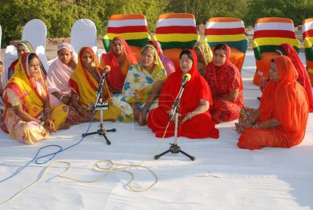 Téléchargez les photos : Dames locales chantant bhajan pendant Jodhpur, Rajasthan, Inde - en image libre de droit