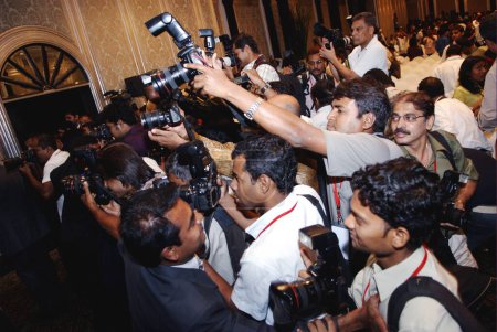 Foto de Fotógrafos de prensa se apresuran a tomar fotos durante el lanzamiento de Tata Nano, Bombay Mumbai, Maharashtra, India - Imagen libre de derechos