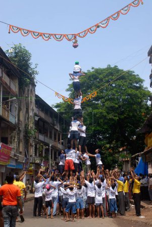 Téléchargez les photos : Pyramide humaine essayant de briser dahi handi sur janmashtami festival à dadar, Bombay, Mumbai, Maharashtra, Inde - en image libre de droit