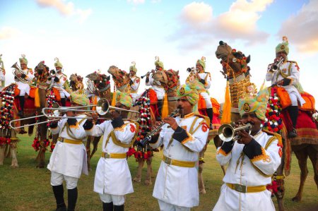 Téléchargez les photos : BSF band performant au festival marwar, Jodhpur, Rajasthan, Inde - en image libre de droit